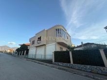 Shitet Vilë 2 katëshe pranë Xhamisë në Babrru