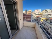 Shitet Apartament 2+1+2 pranë Pallatit të Sportit – Durrës