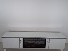 Shitet komod televizori me kamin elektrik