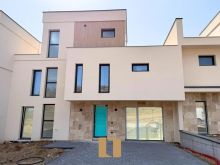 SHTËPI NË SHITJE NË MATIQAN – 248M² Ofrohet për shitje një s