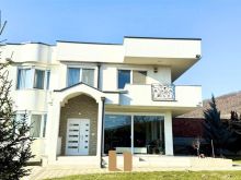SHTËPI ME QIRA NË BËRRNICË TË EPËRME – 210m²