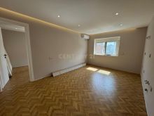Shitet Apartament 2+1 prane Qendres Shendetesore lagjia 12.