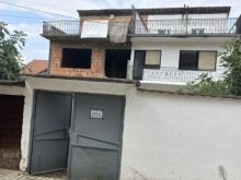 Shiteten dy shtepi 3.53ari ne Bajram Curr afër shkollës