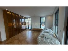 Jepet me qira SUPER PENTHOUSE me pishinë private, Rr.Kavajes
