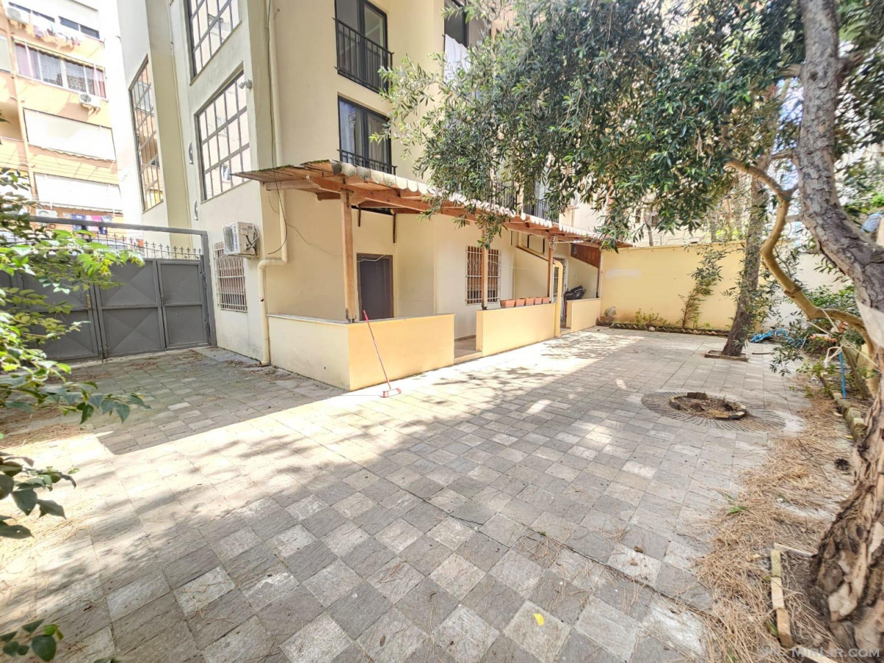 SHITET APARTAMENT 1+1 ME OBORR – SHKËMBI I KAVAJËS