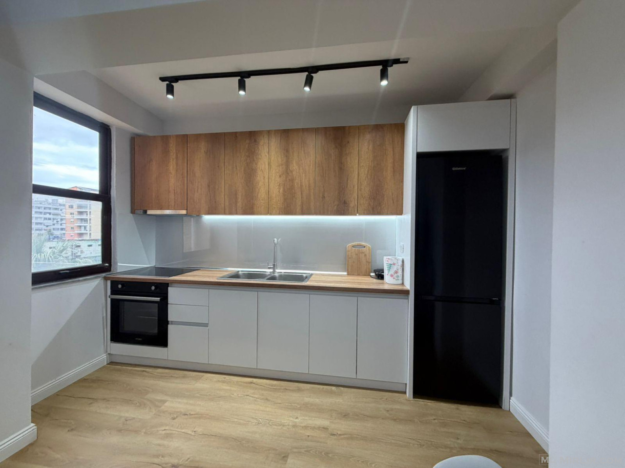 Shitet apartament 1+1