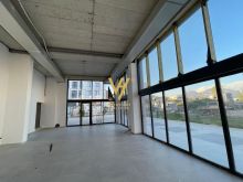 JEPET AMBIENT BIZNESI 120 M2 ME QIRA TE BULEVARDI I RI 1.500 EURO