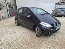 Shitet vetura Mercedes