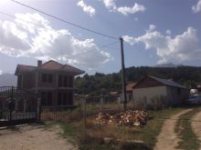 Shtepia afer shkolles ekononike peje  me 7.22ari