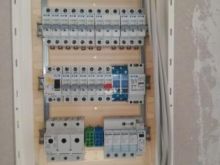 Kerkoi pune jam me profession instalues elektrik.