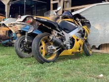 Suzuki GSX-R 750 nderrohet me vetur 