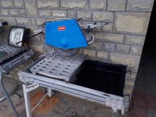 Makin per prerjen e kockave,gureve,tullave etj