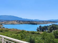 🏡 Vilë Unike për Shitje – Buzë Liqenit të Farkës
