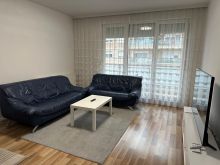 Ofrohet me qera banesë e vendosur në katin e 6-të në lagjen e Muhaxherëve, afër Hotel Afa. 