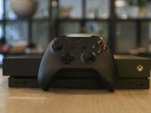 xbox one x +lojra instalume + kontroller ( kemi edhe aksesor