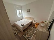 Përshkrim Apartamenti ndodhet në katin e 7-të të një pallati