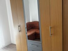 Shiten te gjitha mobiljet, dollap, tryezari, shoporet