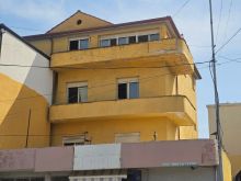 🏢 OBJEKT MULTIFUNKSIONAL PËR SHITJE – BUZË RRUGE KRYESORE,