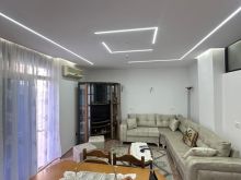 Apartamenti disponon 2 dhoma gjumi, 2 tualete, 1 ambjent nde