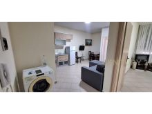 Ky apartament 1+1 ndodhet në katin e 7-të të një ndërtese 10