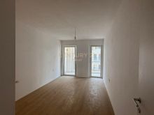 Shitet apartament 1+1 në Kombinat 130,000 €