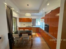 JAPIM ME QIRA APARTAMENT 3+1+2 ME 2 POSTE PARKIMI TEK LIQENI