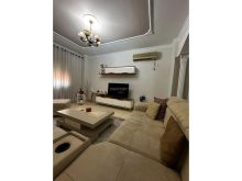 Jepet me qira apartament i mobiluar, shumë pranë qendrës së
