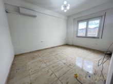 APARTAMENT I PERSHTATSHEM PER ZYRA ME POST PARKIMI TEK KOMUN