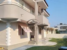 Vilë 2-Katëshe për Shitje në Plazh – Pranë Kompleksit Kasa