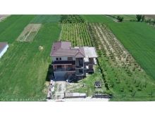 VILË 3-KATËSHE NË SHITJE NË VOSKOP, KORÇË – 1500 m² TOKË DHE