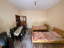 Jepet me qera 1+1 e mobiluar adresa siper pallatit Grand