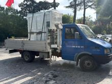 Transport mallrash me kamjon dhe kamjonçine me vinç
