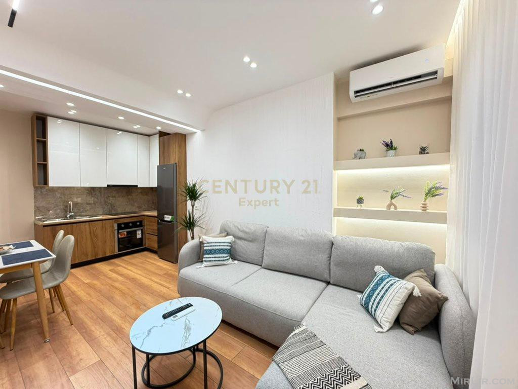 Shesim apartament 1+1 pranë Pazarit të Ri!