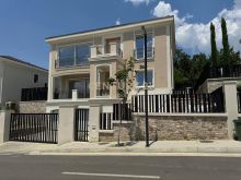Vilë Luksoze me Pishinë për Qira në Collina Verde – Elegancë