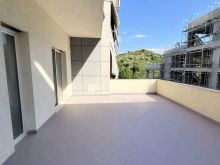 EKSKLUZIVE – Shitet Apartament 3+1 me Verandë |