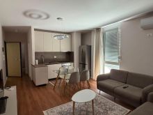 🏡 APARTAMENT 2+1 ME QERA – RRUGA MAHMUT FORTUZI, PRANË BUST