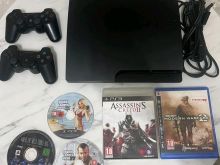 Ps3 slim 2011 me 2 lojra(1  e rrale)kabllo dhe 2 controllers