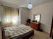Jepe me qera Apartament 2+1 i mobiluar 0694040561
